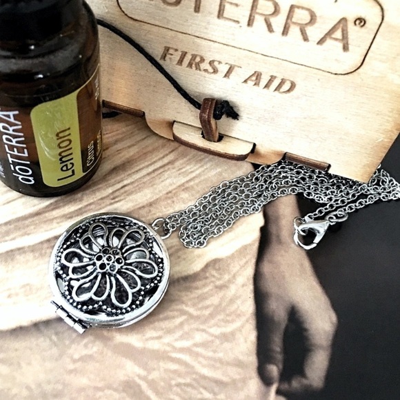 NEW Essential Oil Diffusing Necklace - Picture 1 of 5